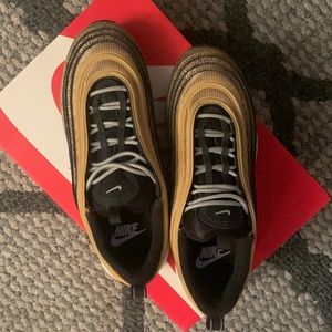 8.5 women’s Nike Air Max 97